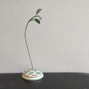 Elegant Green Leaf Stand